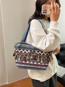 Εθνική boho τσάντα tote με πολύχρωμα γεωμετρικά σχέδια και διακοσμητικά φούντες
