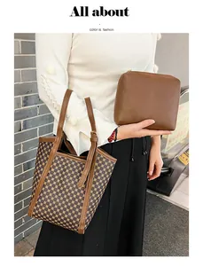 Vue détaillée du sac cabas à motif géométrique marron et sa pochette en cuir assortie