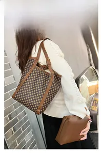 Détail d'un sac seau monogramme marron avec pochette zippée assortie et lanières