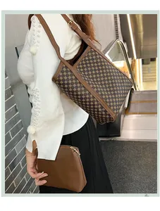 Détail d'un sac cabas marron vintage avec imprimé géométrique et pochette assortie