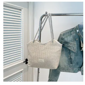 Chic sac cabas tissé beige avec poignées en corde et détails en cuir de veau pour l'été