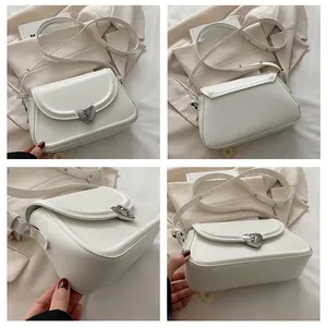 Vista multi-angolo della borsa bianca con fibbia a cuore e tracolla regolabile