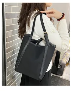 Sac fourre-tout noir matelassé moderne avec boucle dorée en vue de style de rue urbain