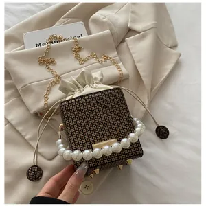 Retro Monogramm Box Tasche mit Perlen Griff und Goldkette für Damen Mode 2025