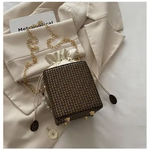 Luxuriöse Box-Beuteltasche mit Monogramm-Print, Perlenanhänger und goldener Kette