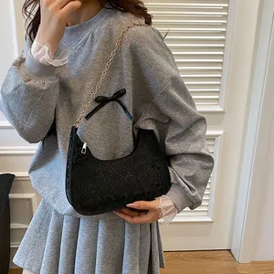 Borsa a spalla chic nera con trama a serpente e catena dorata da donna alla moda