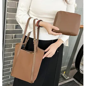 Ensemble sac seau matelassé marron moka avec bandoulière réglable et petite pochette