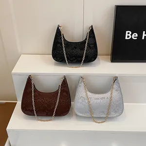 Borse a mezzaluna con trama a serpente e catena dorata, disponibili in vari colori
