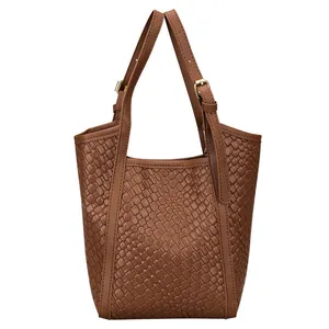 Sac seau tissé marron avec texture matelassée et bretelles dorées réglables
