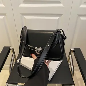 Borsa a tracolla nera con fibbia a cuore d'argento e rivetti sulla tracolla
