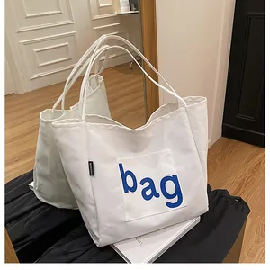 Sac fourre-tout minimaliste en toile blanche avec imprimé bleu pour les courses quotidiennes