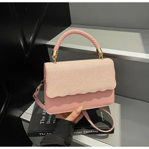 Mode Femmes Sac Sous le Bras en Cuir PU Poignée Tressée Rabat Festonné Fermeture Magnétique Sac à Épaule Décontracté Quotidien