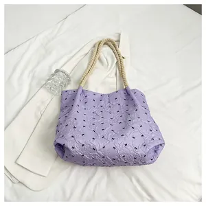 Détail du sac plissé lavande avec motifs nœuds noirs et anses en corde torsadée