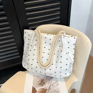 Sac fourre-tout blanc plissé avec nœuds noirs et larges poignées en corde de coton
