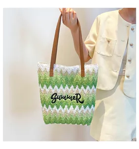 Detail der handgefertigten Strandtasche mit grünen Wellen und Summer-Stickerei