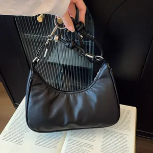 Dettaglio della borsa hobo a mezzaluna nera con tracolla a nodo e fibbia argento