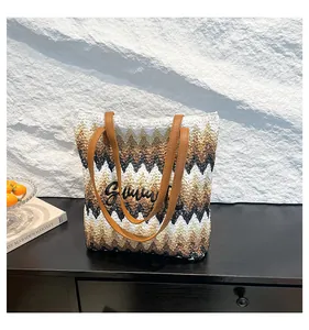 Detailaufnahme der Sommer-Strohtasche mit Wellenstreifen und besticktem Summer-Text