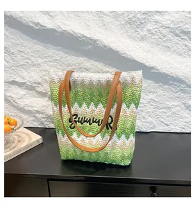 Detail der Chevron-Strohtasche mit Summer-Stickerei und braunen Lederriemen