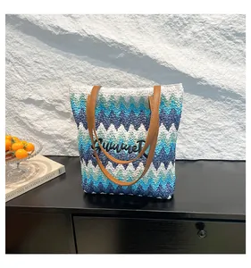 Detail der Summer-Stickerei und des gewebten Zickzack-Musters auf dem Shopper