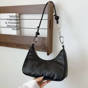 Dettaglio borsa hobo nera con tracolla industriale con anelli in metallo argento