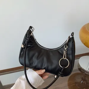 Dettagli della borsa a mezzaluna in pelle nera con anelli argentati e perline metalliche
