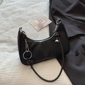 Dettaglio borsa hobo nera con fibbia argentata a nodo e cerniera a sfera in metallo
