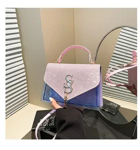 Detail der trendigen lila PVC Umhängetasche mit silbernem SS-Logo und rosa Glitzerklappe