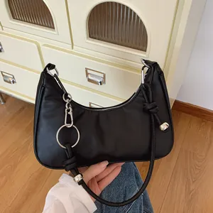 Moderna borsa hobo in nylon nero con finiture argento e tracolla decorativa con nodi