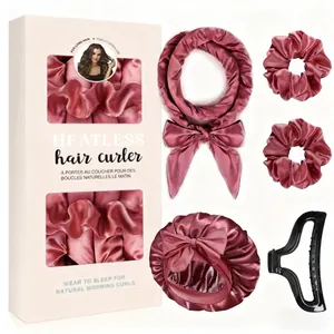 Vue macro du kit de bigoudis sans chaleur en satin rouge avec bonnet de nuit et pinces