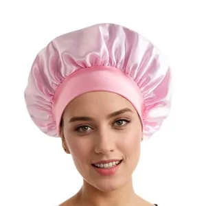 Rosa Satin-Schlafhaube mit breitem Rand zum Schutz der Haare an einem Model gezeigt