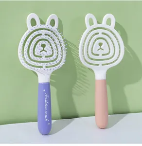 Détail des brosses à cheveux ajourées ours rose et violette pour massage et volume