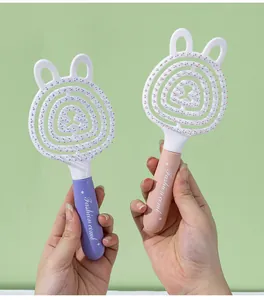 Détail des brosses à cheveux ours mignon avec fentes d'aération et picots massants