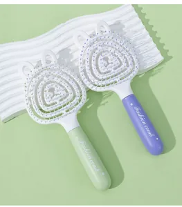 Détail de peignes à cheveux spirales évidés vert et violet avec poignées lapin