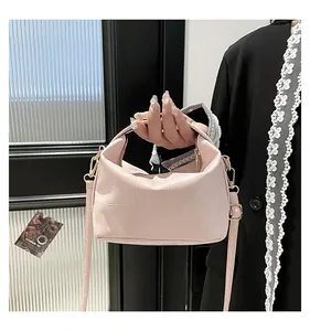 Gros plan détaillé du sac seau rose avec coutures en treillis et finitions métalliques