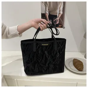 Détail du sac cabas noir à texture froissée avec lettrage FASHION doré élégant