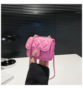 Nahaufnahme der Mini-Umhängetasche in Pink mit gestepptem Muster und Kamelien-Verschluss