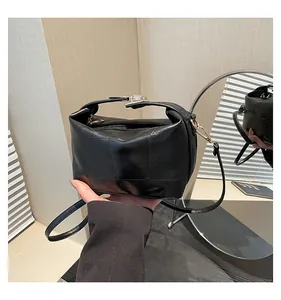 Détail du sac à main noir en cuir PU matelassé avec des éléments métalliques dorés