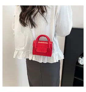 Mini sac rouge bandoulière effet crocodile avec chaîne argentée sur mannequin