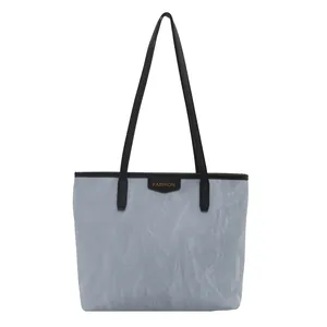Sac fourre-tout gris clair chic avec poignées contrastées noires et emblème Fashion doré