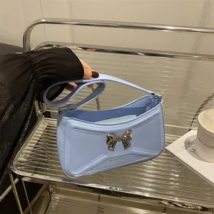 Sac à épaule bleu clair minimaliste en similicuir avec un nœud en métal argenté