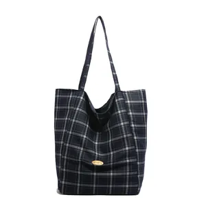 Grand sac cabas en toile à carreaux bleu marine avec plaque de logo en métal doré chic