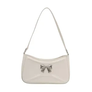 Sac à bandoulière blanc minimaliste avec texture gaufrée et nœud argenté décoratif