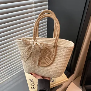 Große geflochtene Stroh-Einkaufstasche mit eleganter Spitzenschleife für Damen in Beige