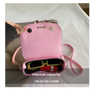Capacità interna della borsa rosa con occhiali da sole e rossetto all'interno