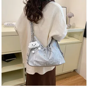 Sac bandoulière argenté plissé avec cordon et pendentif nuage blanc en intérieur