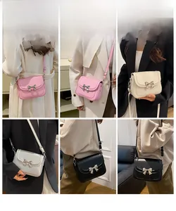 Viste dettagliate della mini borsa a tracolla in pelle con fibbia a fiocco in argento