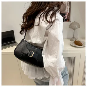 Vue détaillée du sac hobo en cuir PU noir avec boucle dorée et bandoulière chic