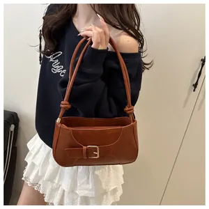 Vue détaillée du sac porté épaule marron avec boucle décorative et anse nouée