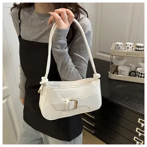 Détail du sac cabas blanc en cuir avec boucle dorée et anse nouée élégante