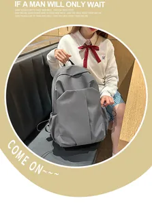 Détail d'un sac à dos gris minimaliste en toile montrant la texture durable du nylon